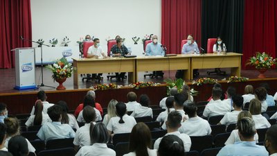 El Jefe de Estado conversaba con los jóvenes en la Universidad de Ciencias Médicas.