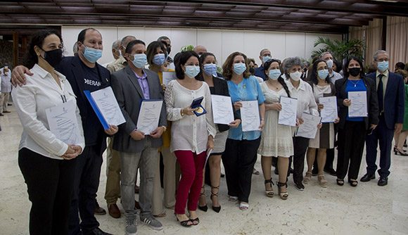 En la ceremonia se reconocen las innovaciones de Soberana 01 y la Soberana 02, al igual que a los de Abdala y Mambisa. (Foto: Cubadebate)