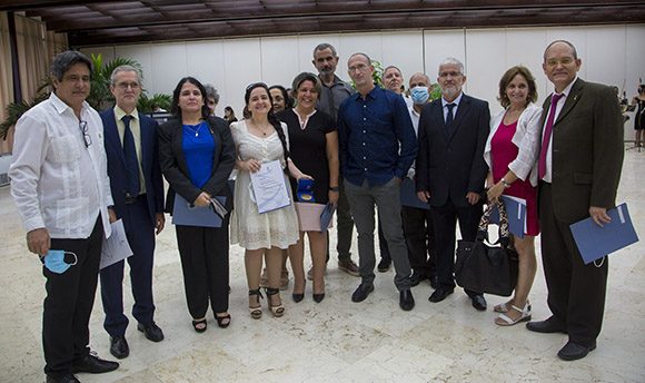 En la ceremonia se reconocen las innovaciones de Soberana 01 y la Soberana 02, al igual que a los de Abdala y Mambisa. (Foto: Cubadebate)