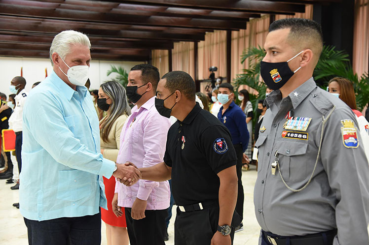 El presidente cubano saludó a cada uno de los jóvenes condecorados. (Foto: PL)