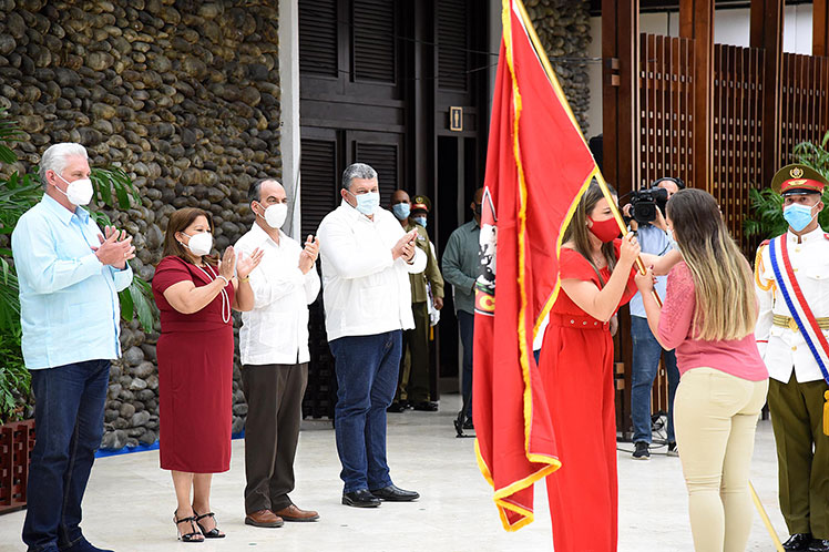 Varios colectivos se hicieron acreedores de la Bandera de Honor de la UJC. (Foto: PL)