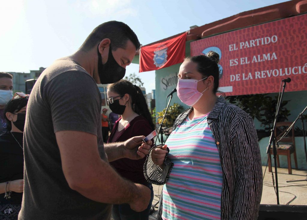 Durante el encuentro se entregó el carné del PCC y la UJC a nuevos militantes.