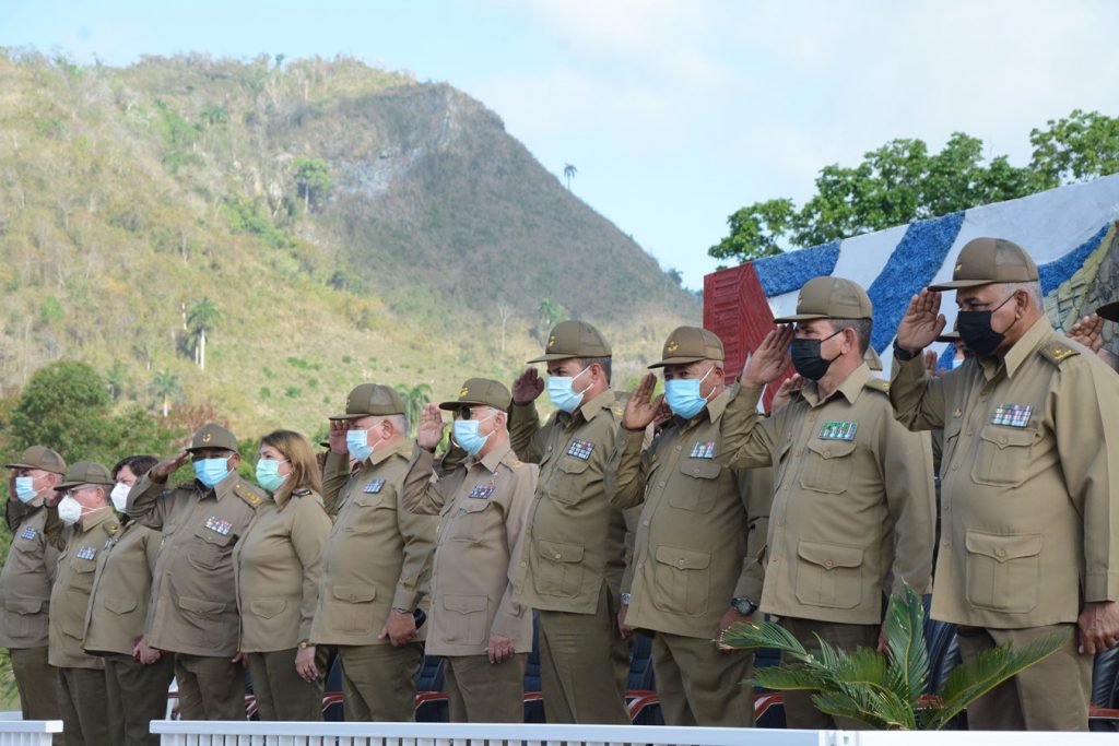 Oficiales fundadores y combatientes del Ejército Rebelde y la Lucha Clandestina, pensionados de las FAR y familiares de los caídos en tareas de la defensa participaron en la conmemoración. (Foto: Vicente Brito / Escambray) 