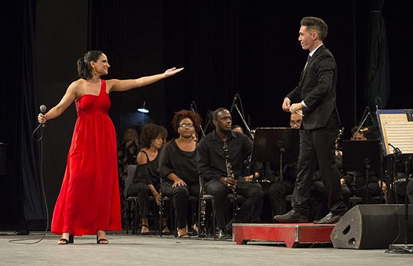 Annie Garcés cantó Por quien merece amor, de Silvio Rodríguez, y Girón, la victoria, de Sara González. (Foto: Irene Pérez)