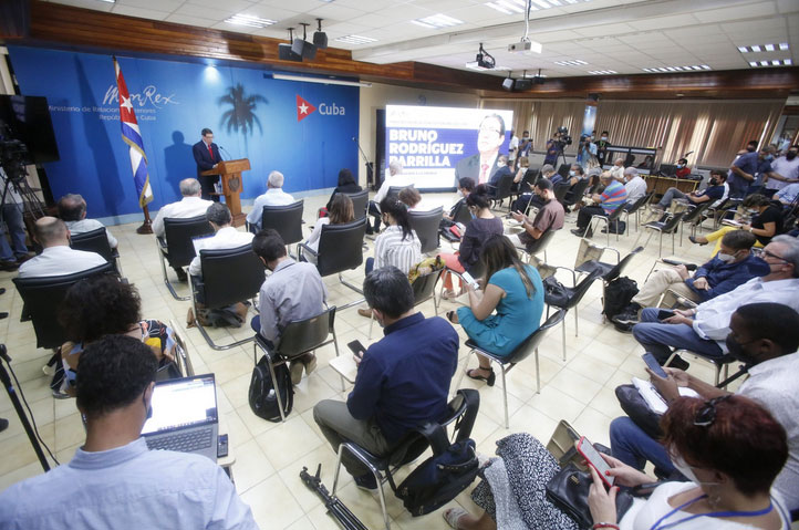 Estados Unidos aplica una política migratoria selectiva y discriminatoria hacia los cubanos, fustigó el canciller cubano durante su encuentro con la prensa. (Foto: PL)