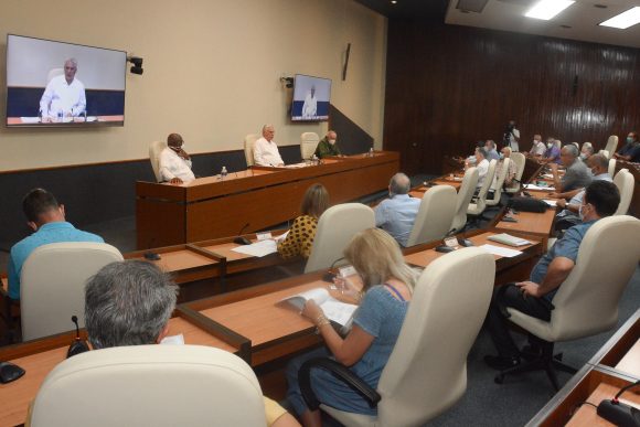 Díaz-Canel encabezó la reunión que da seguimiento a las acciones que se llevan a cabo a raíz del accidente. (Foto: Estudios Revolución)