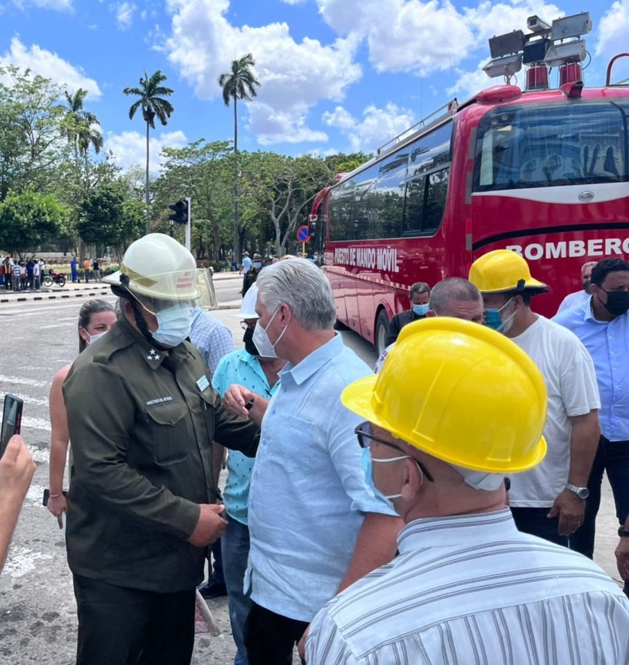 Presidente cubano este sábado en las inmediaciones del Saratoga. (Foto: Presidencia Cuba)