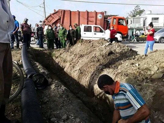 Las aguas albañales que bajaban por la calle Línea, volverán a fluir nuevamente por su cauce normal soterrado. 