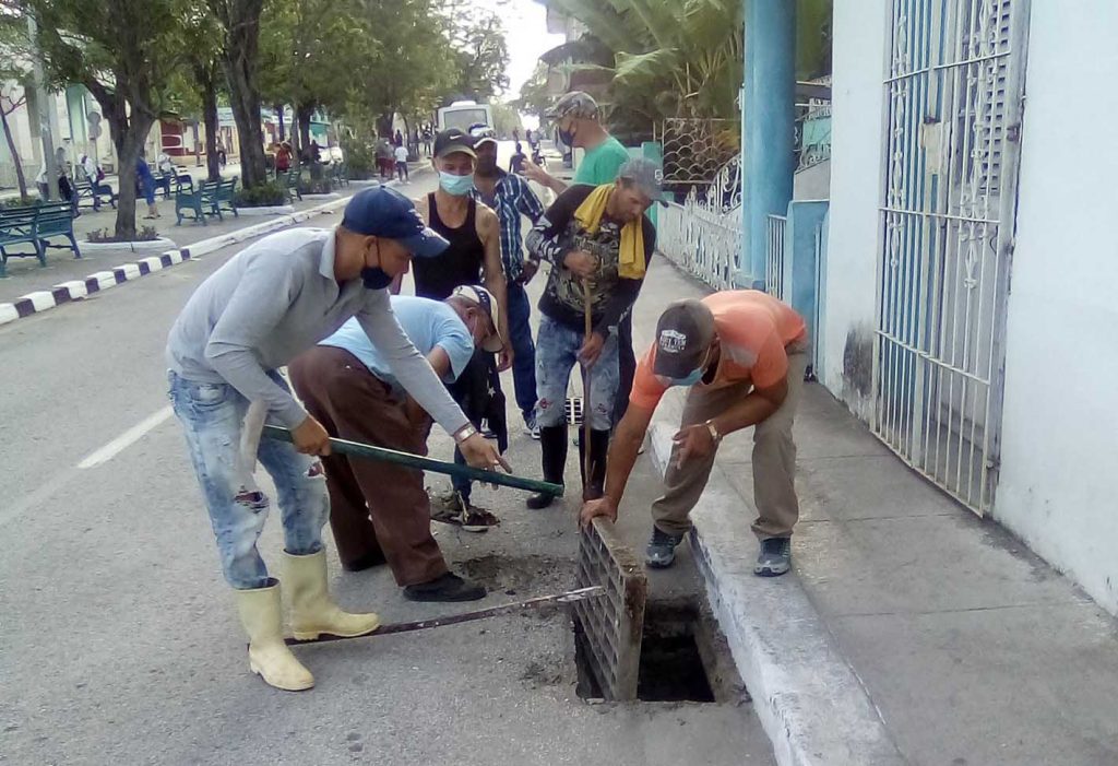 La limpieza manual de los registros del alcantarillado en diferentes ciudades y poblados de la provinica, se reiteró durante el Meteoro 2022.