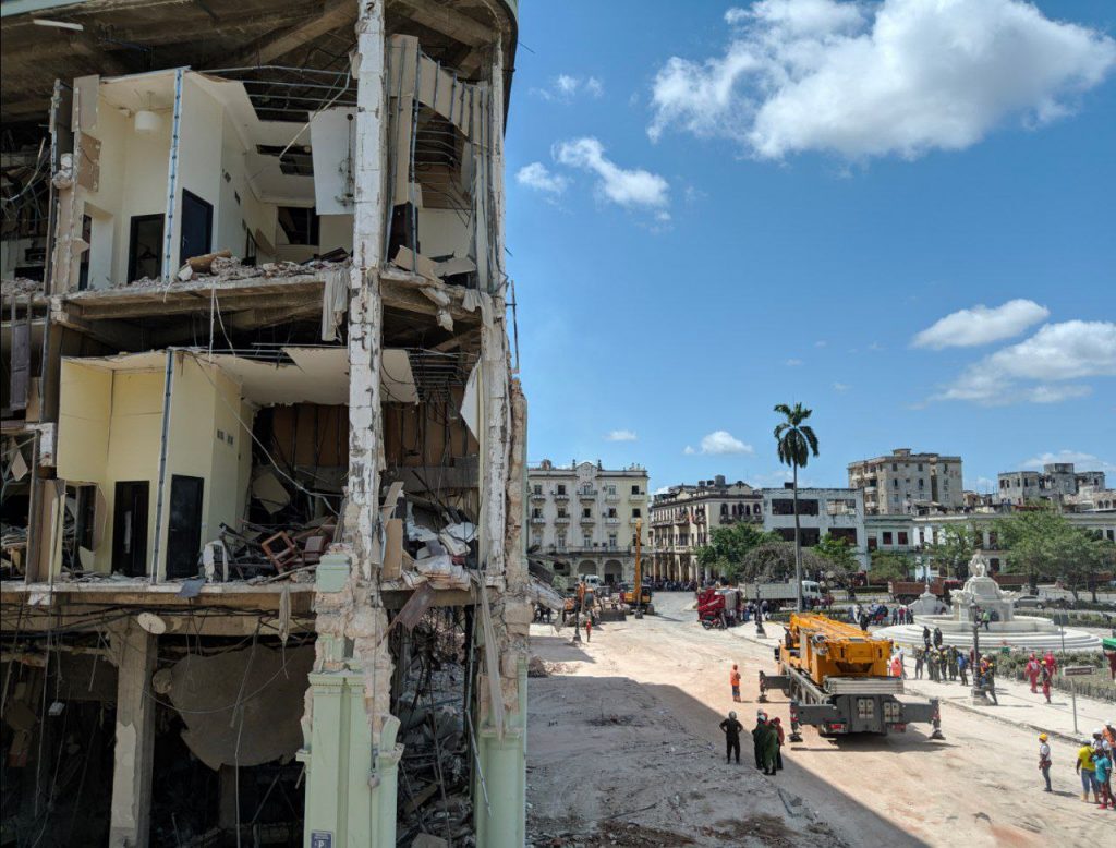 Avanzan labores para retirar los escombros. (Foto: Irene Pérez/ Cubadebate)