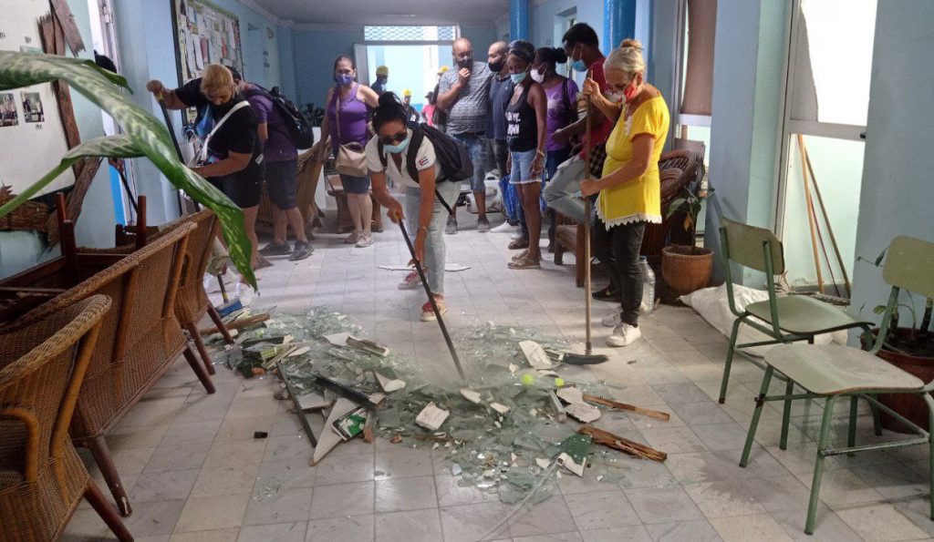Realizan labores de limpieza en la escuela primaria afectada. (Foto: Irene Pérez/ Cubadebate)