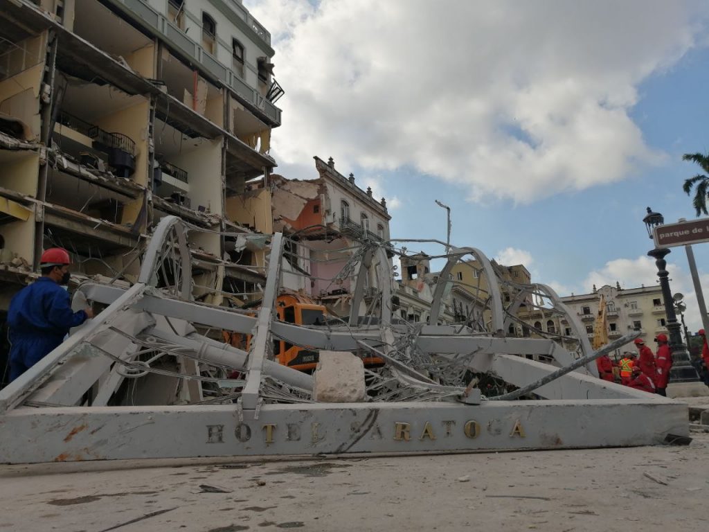 Se retiran estructuras del hotel Saratoga para avanzar en las operaciones de rescate y salvamento. (Foto: Cubadebate)