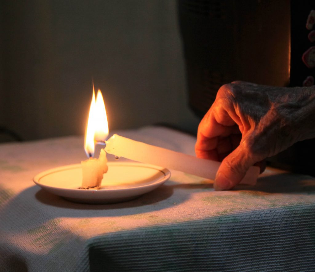 En Sancti Spíritus también se prendieron luces por las 46 víctimas del Hotel Saratoga. (Foto: Oscar Alfonso Sosa)