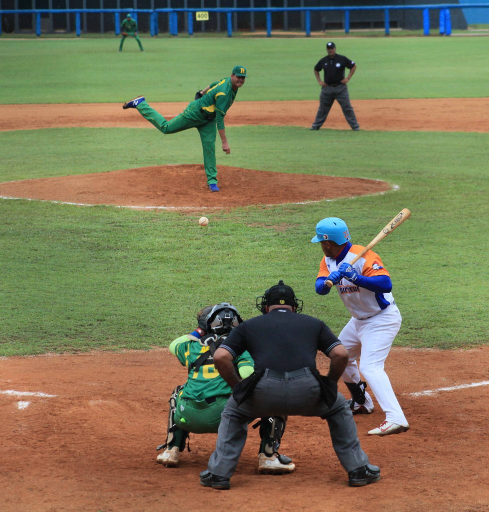 Yosvani Torres cargó con el revés. (Foto: Oscar Alfonso Sosa)