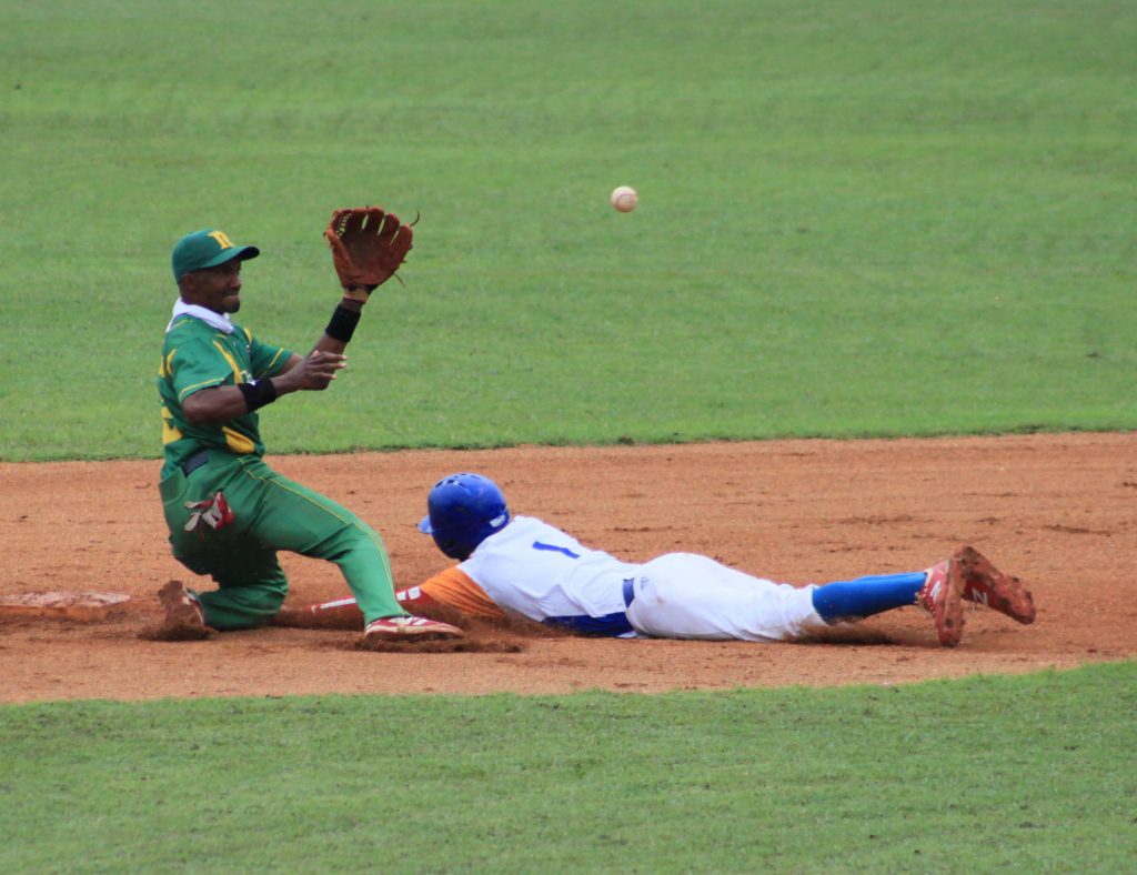 Gallos y Vegueros protagonizaron un excelente juego. (Foto: Oscar Alfonso Sosa)