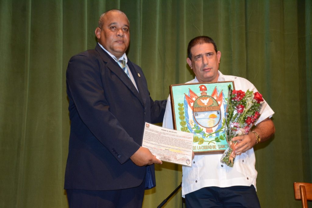 Enrique Rosendo Pérez, director del CIGB espirituano, recibió el Escudo de la Ciudad. (Foto: Vicente Brito / Escambray)
