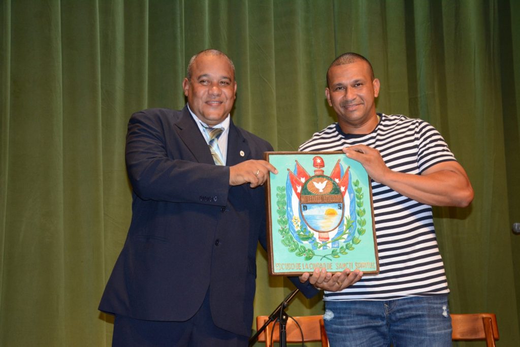 Frederich Cepeda, gloria del deporte cubano, también figuró entre los merecedores del Escudo de la Ciudad. (Foto: Vicente Brito / Escambray)