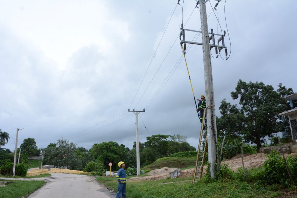 Los eléctricos trabajan con intensidad en la solución de las averías. (Foto: Vicente brito / Escambray)