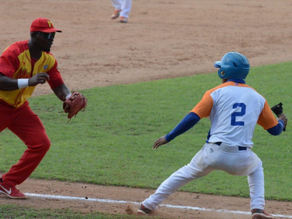 En el corrido de las bases, los Gallos tuvieron deslices que incidieron en el resultado final. (Foto: Vicente Brito / Escambray)