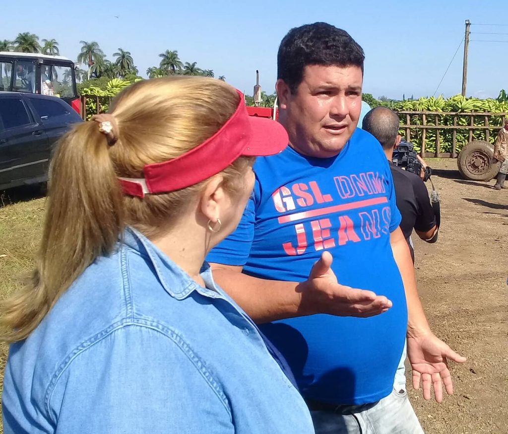 Deivy Pérez Martín intercambia con el usufructuario Yoandy Rodríguez Porra, iniciador de la estrategia agrícola en la provincia.