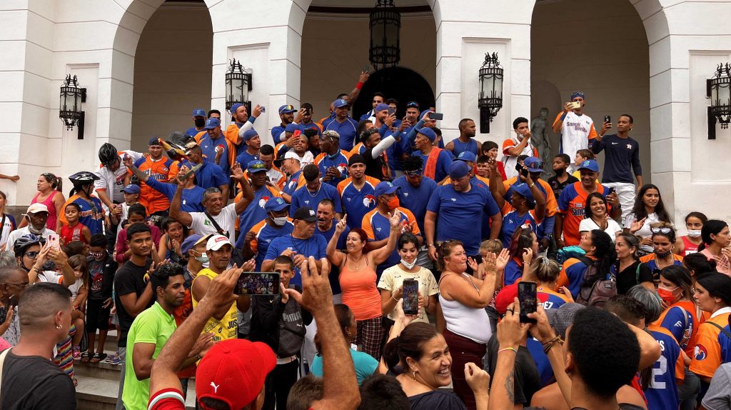 Los Gallos disfrutaron junto al pueblo su triunfo. (Foto: José Alberto Rodríguez)