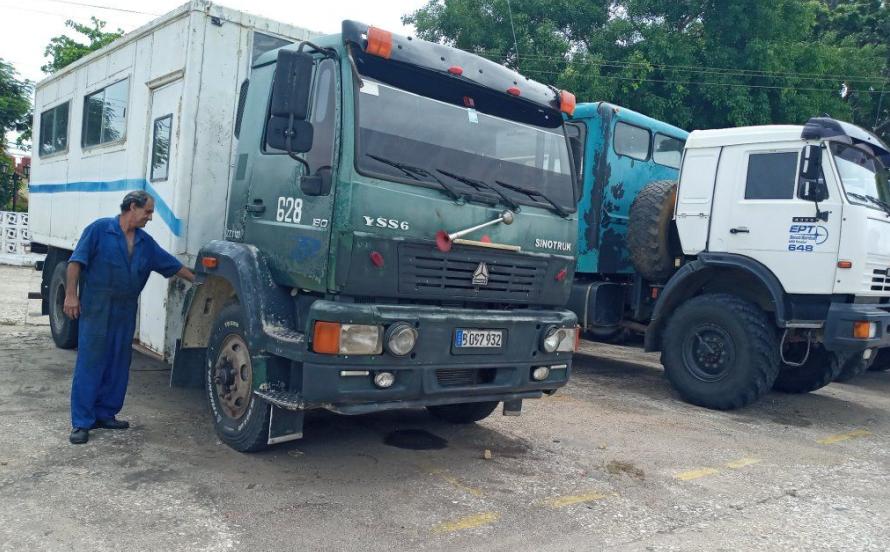 Los camiones SINOTRUK se mantienen activos gracias a la inventiva de este tornero y otros mecánicos. (Foto: Ana Martha Panadés)