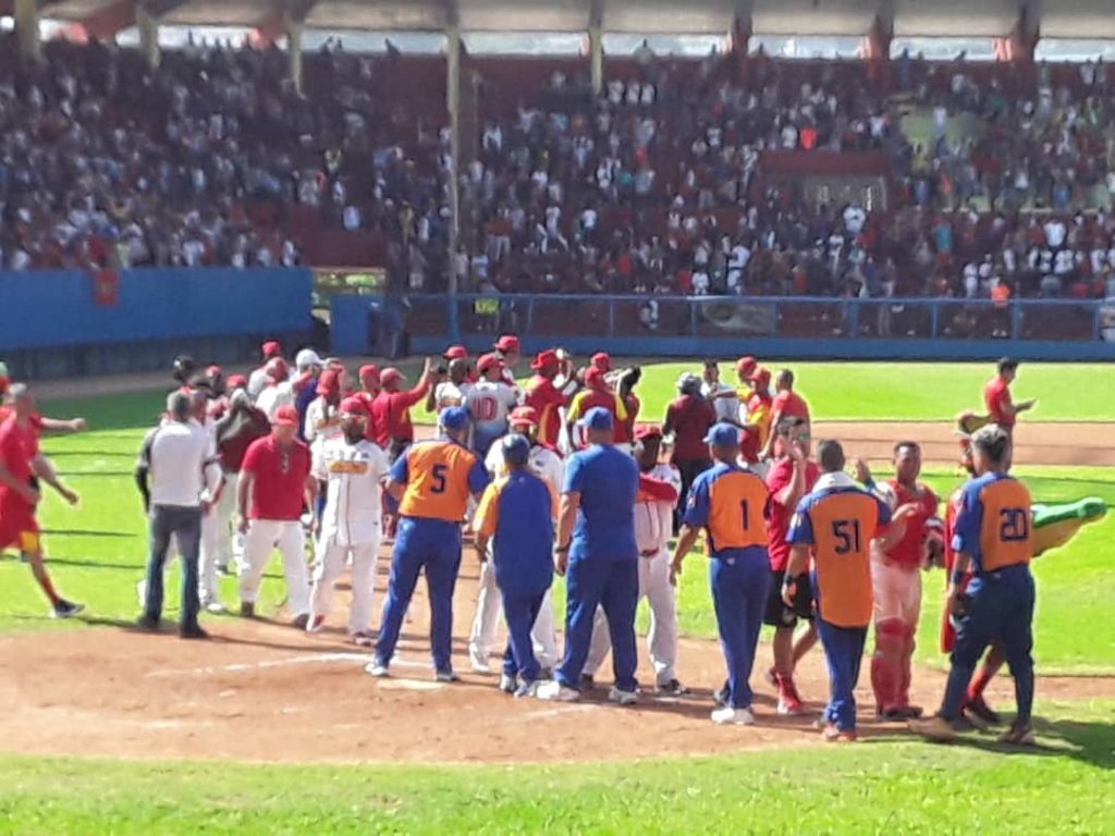 Los espirituanos reconocieron el desempeño de los matanceros. (Foto: Oscar Alfonso)