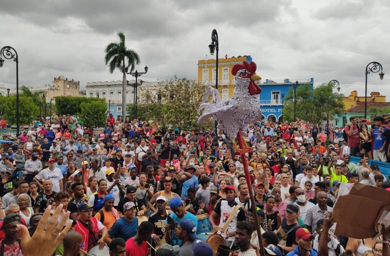 En el Parque Serafín Sánchez, el pueblo compartió la euforia de los Gallos. (Foto: Javier A. Brito)