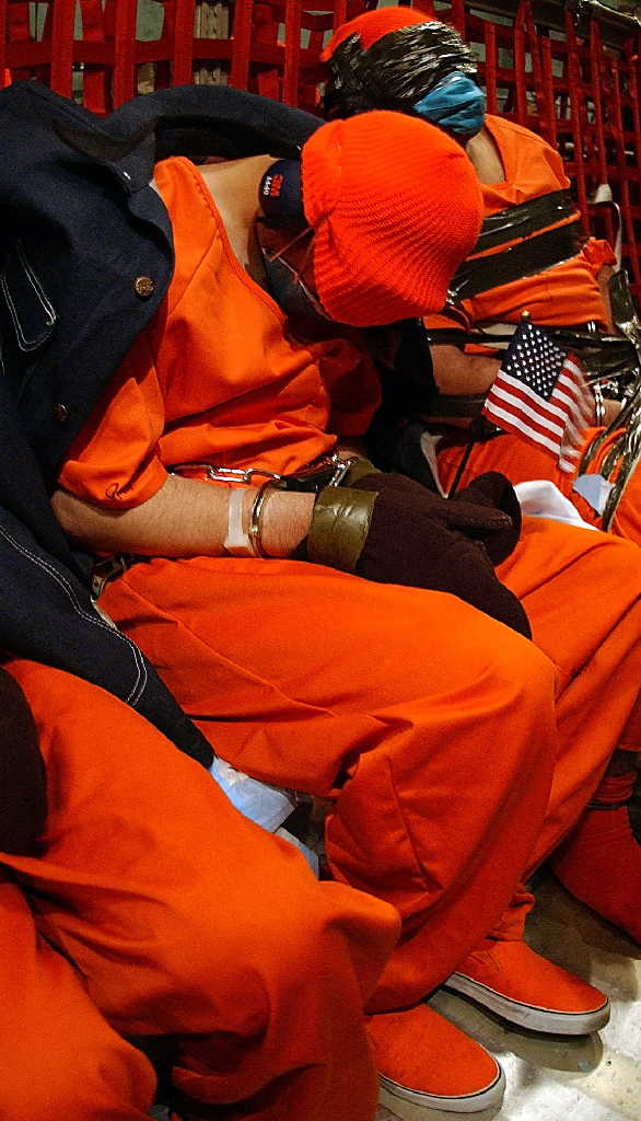 New York Times publica fotografías inéditas de la llegada de los  prisioneros a Guantánamo (+fotos) – Escambray
