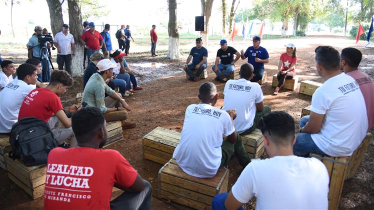 Encuentro del Presidente cubano Miguel Díaz-Canel con jovenes cubanos despues de jornada productiva en la Granja Agropecuaria 16 de Abril, Artemisa, Cuba.