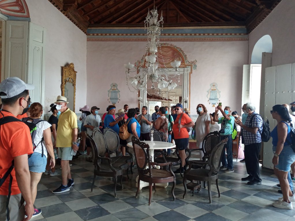 En el Museo de Arquitectura los activistas admiran los detalles de la casona y su decoración.