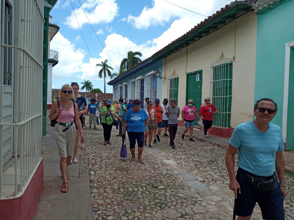 Recorrer las calles e intercambiar con el pueblo es uno de los propósitos de este grupo solidario.