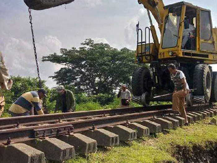 Integrantes de las brigadas de reparación de vías y puentes de Trinidad y Sancti Spíritus laboraron en la solución del deslave en el vial ferroviario hacia Méyer. (Foto: José Lorenzo)