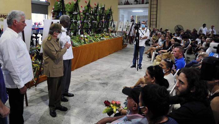 Luego del solemne homenaje, Raúl y Díaz-Canel llegaron junto a los familiares allí presentes. (Foto: Estudios Revolución)