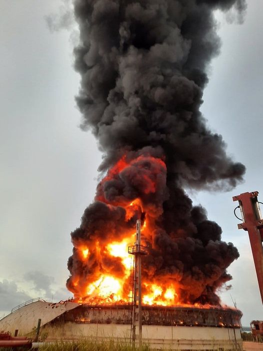 El incendio fue provocado por una descarga eléctrica en la base yumurina de super tanqueros.