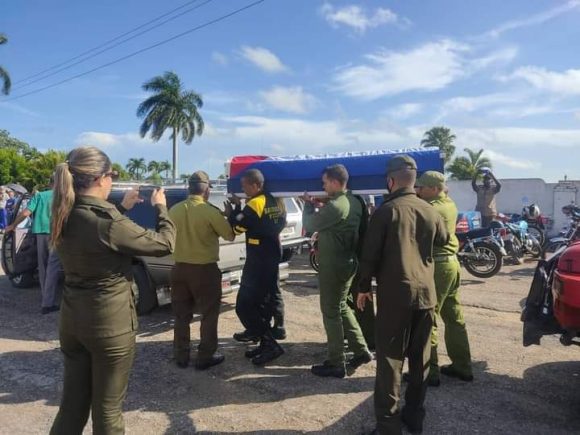 El pueblo de Rodas daba el último adiós al combatiente Juan Carlos Santana Garrido, fallecido en el incendio de Matanzas. (Foto: Mayelin del Sol)