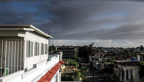 Dada la dirección del viento, también sobre La Habana se hace notar el humo originado por el incendio en Matanzas. (Foto: Abel Padrón)