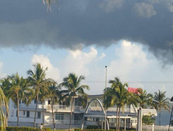 El humo originado por el incendio incide sobre la ciudad de Matanzas. (Foto: Tv Yumurí)