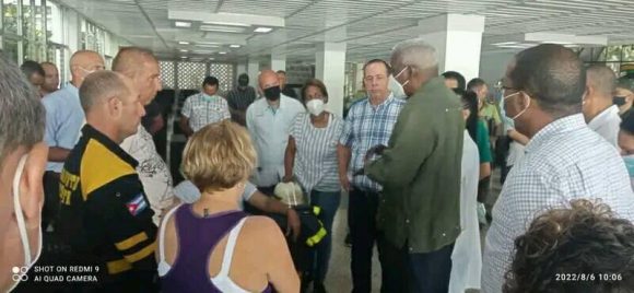 El titular del Parlamento cubano, Esteban Lazo, y el ministro de Salud, José Ángel Portal, se interesaron por la situación de los lesionados.