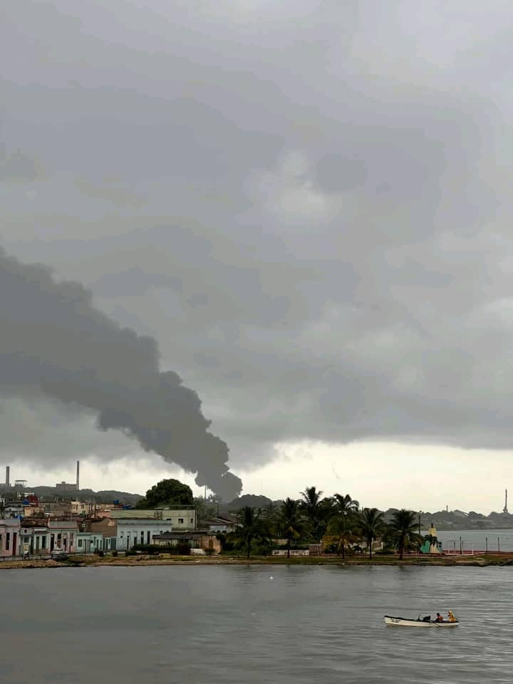 El humo se expande sobre la ciudad de Matanzas. (Foto: Girón)