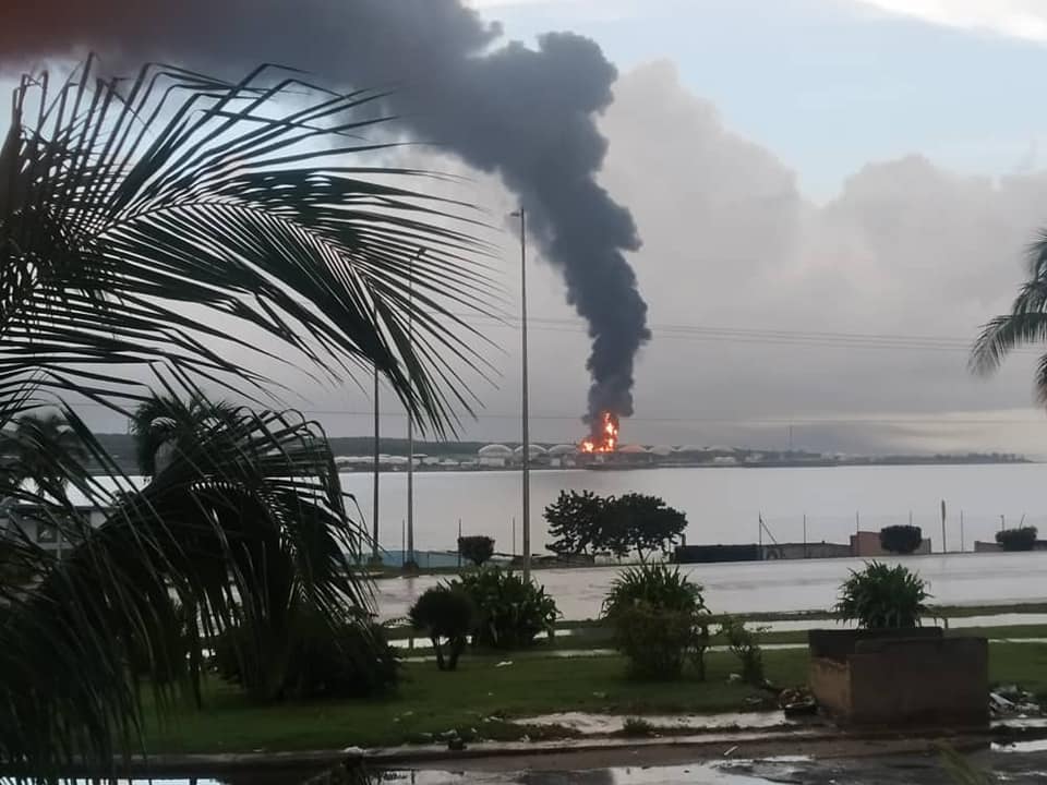 El incendio visto desde la ciudad de Matanzas. (Foto: Girón)