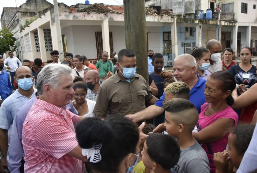Como en cada sitio que visita, Díaz-Canel intercambia con el pueblo. (Foto: @PresidenciaCuba)