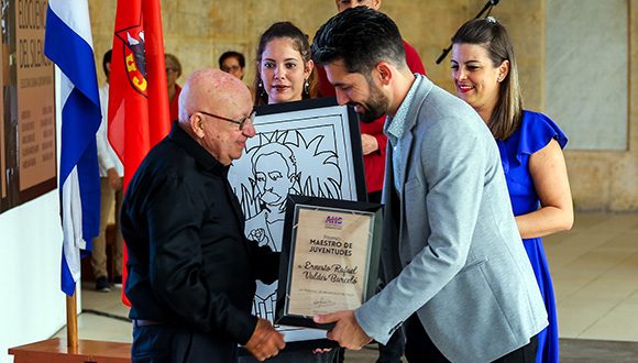 Ernesto Valdés en el momento en que recibe el premio Maestro de Juventudes 2022. (Foto: Abel Padrón Padilla)