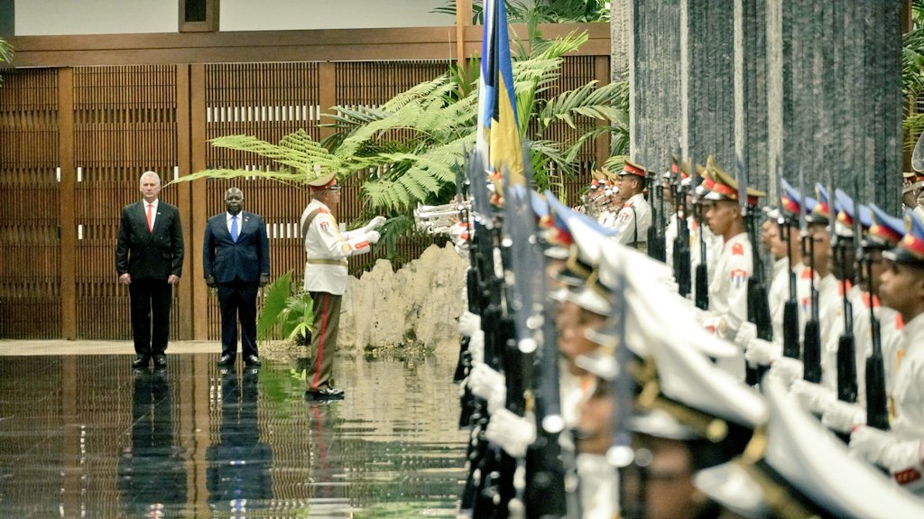 He sido recibido aquí como a un hermano y miembro de la familia, sostuvo el primer ministro, Philip Davis.