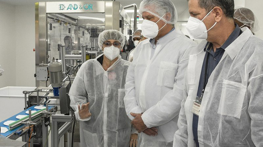 Díaz-Canel recorrió la planta productora de nasobucos. (Foto: Estudios Revolución)