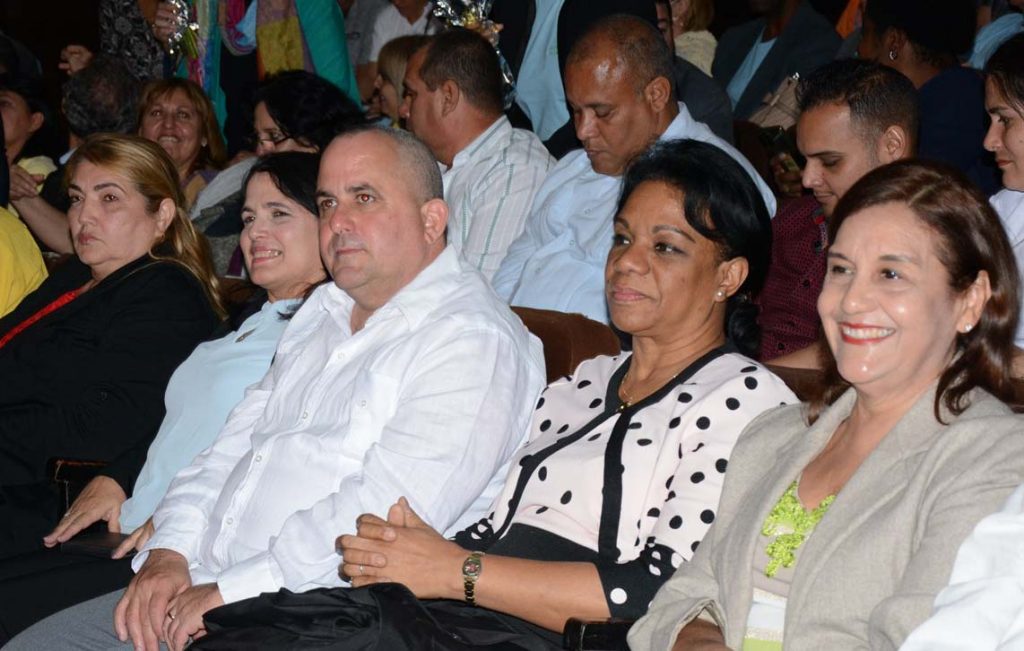 Marta Ayala Ávila, miembro del Buró Político, y Jorge Luis Broche, integrante del Secretariado del Comité Central del PCC, junto a otras autoridades del país y el territorio, asistieron a la ceremonia.