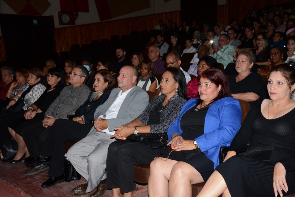 A propósito del acto, en la noche de este viernes se desarrolló una gala cultural a la que asistió la ministra del CITMA Elba Rosa Pérez Montoya. (Foto: Vicente Brito / Escambray)