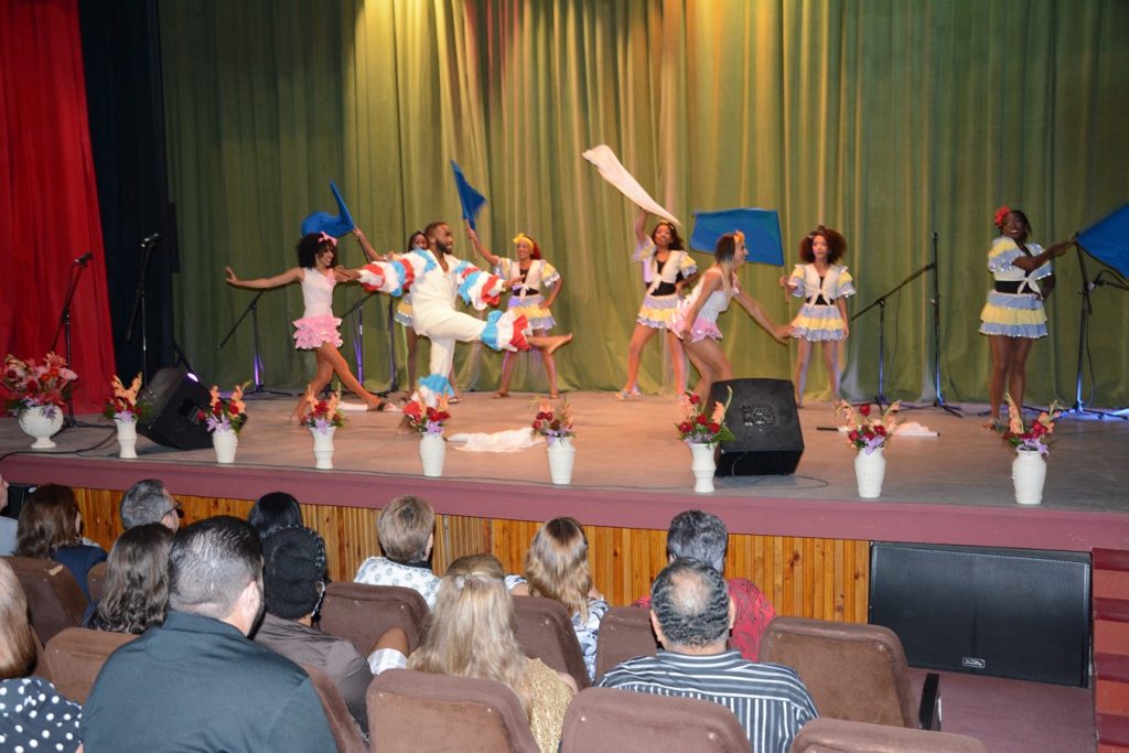 Momento de la gala cultural dedicada a los científicos cubanos. (Foto: Vicente Brito / Escambray)