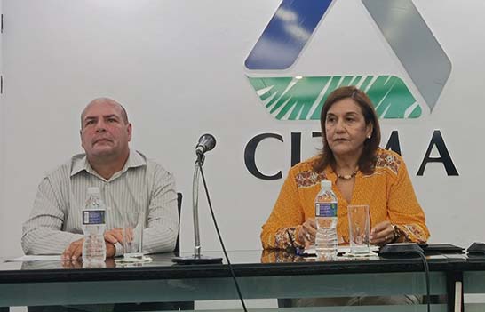 La titular del Citma, Elba Rosa Pérez Montoya, y su delegado en Sancti Spíritus, Leonel Díaz Camero, durante la conferencia de prensa en La habana este martes. (Foto: ACN)
