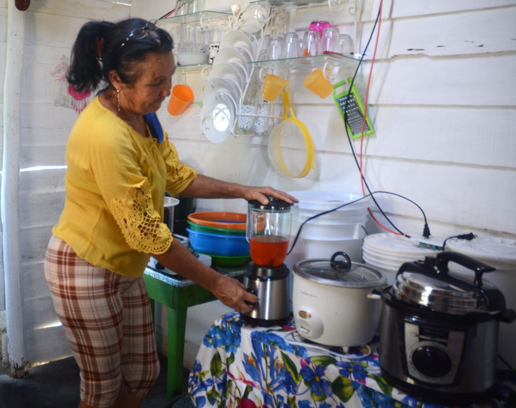 Ya en las cocinas, la historia de calderos lacerados por el fuego de la leña o el carbón dio paso a las modernas ollas eléctricas.